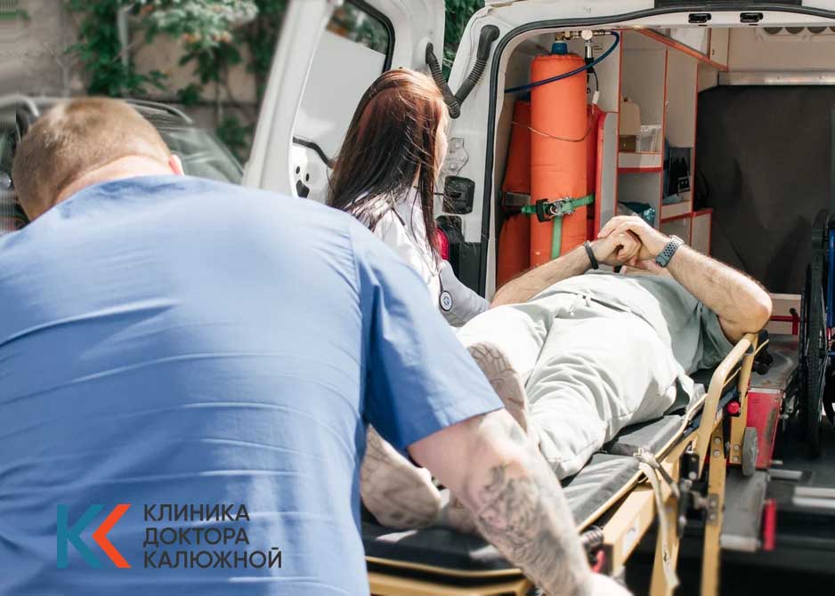 Медработники транспортируют пациента в машину